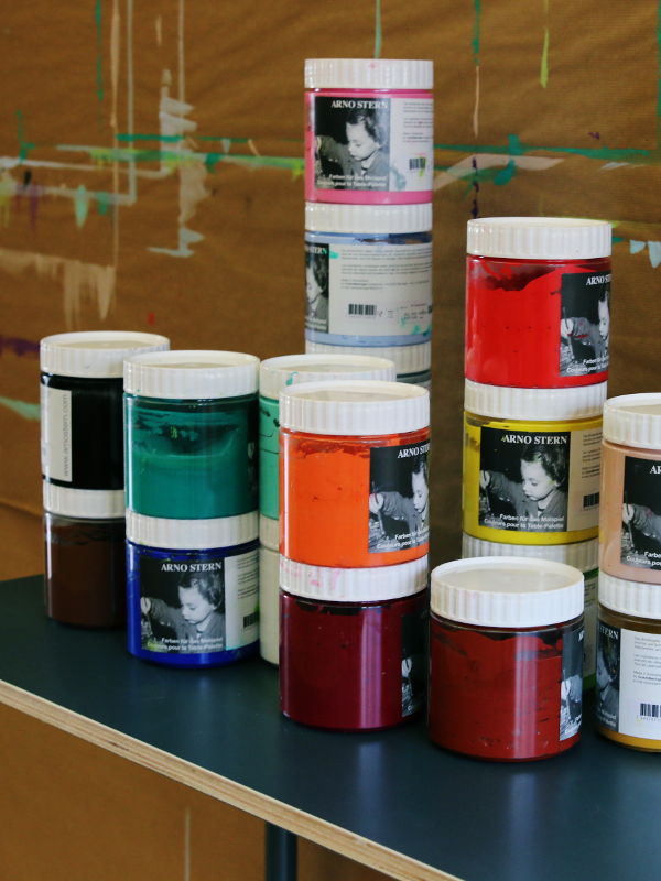 Verschiedene Farben in Behälter Marke Arno Stern