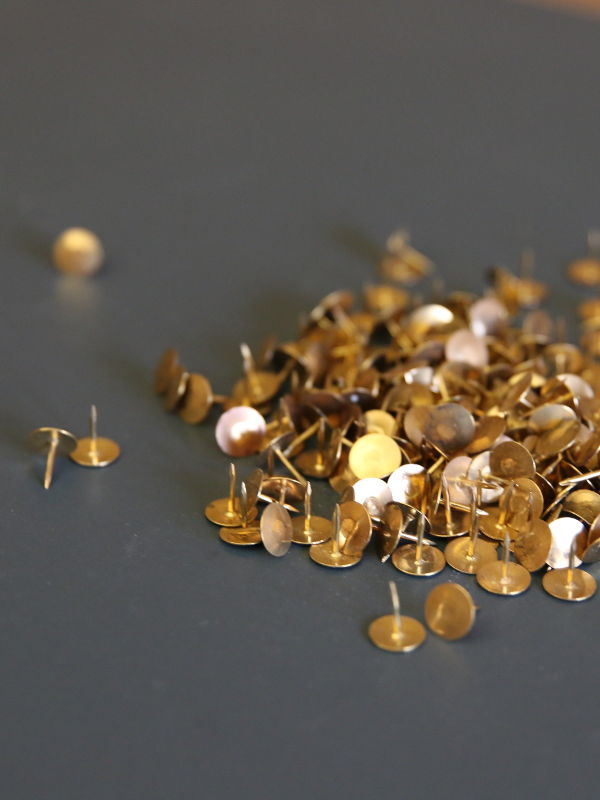 Reissnägel auf Tisch